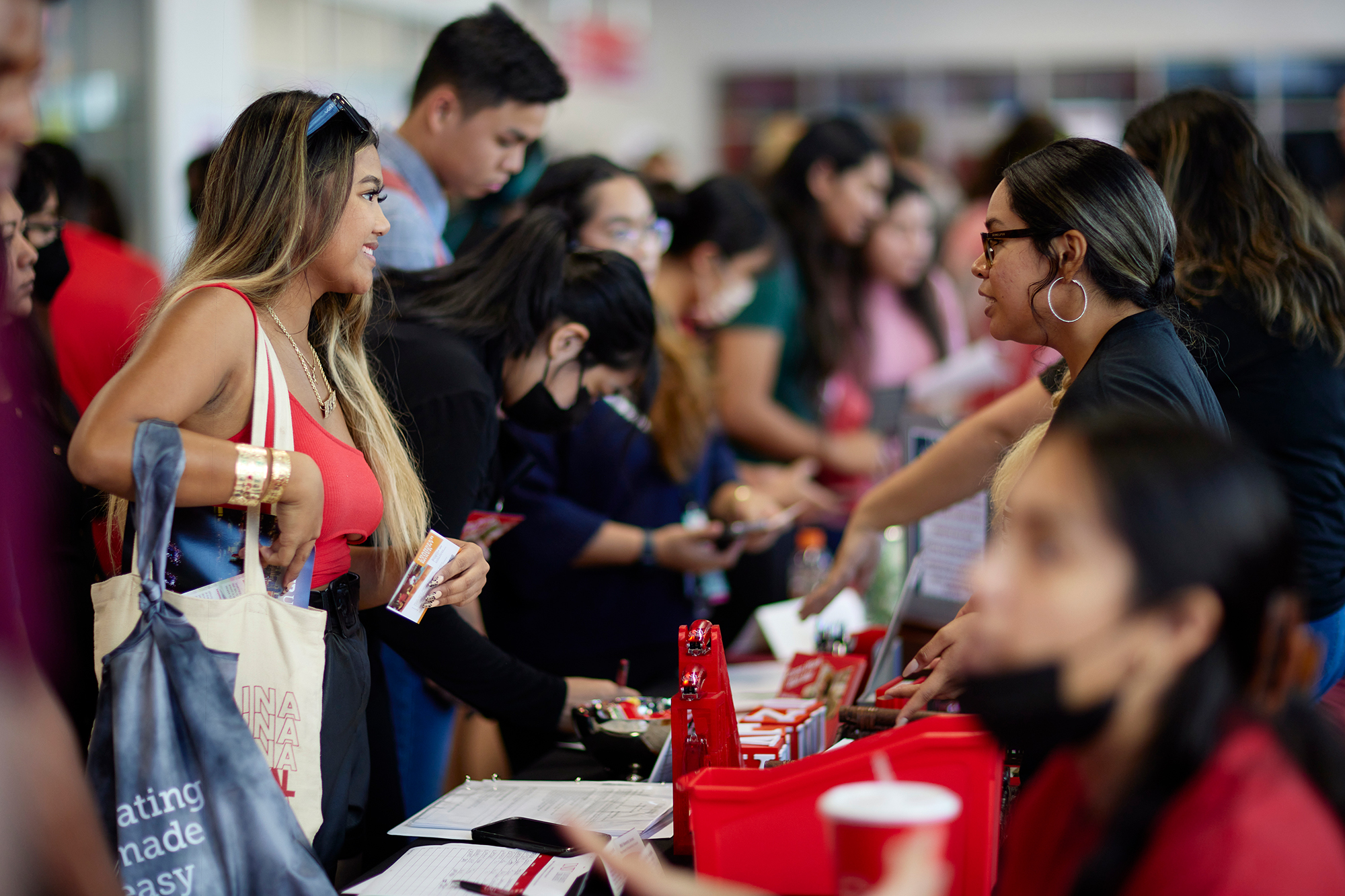 student talking to employer at UNLV job fair