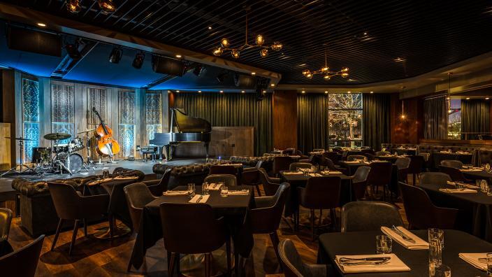 Picture of Vics Las Vegas main dining and stage area