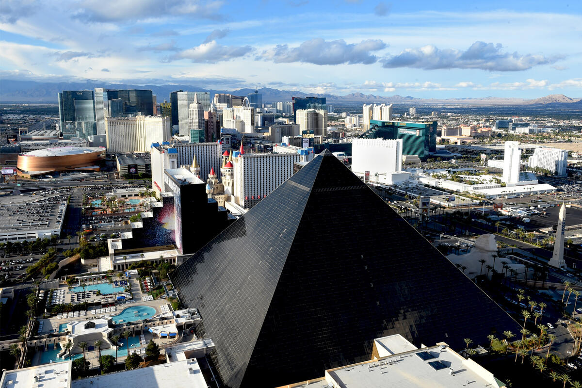 File:Luxor pyramid Las Vegas.jpg - Wikimedia Commons