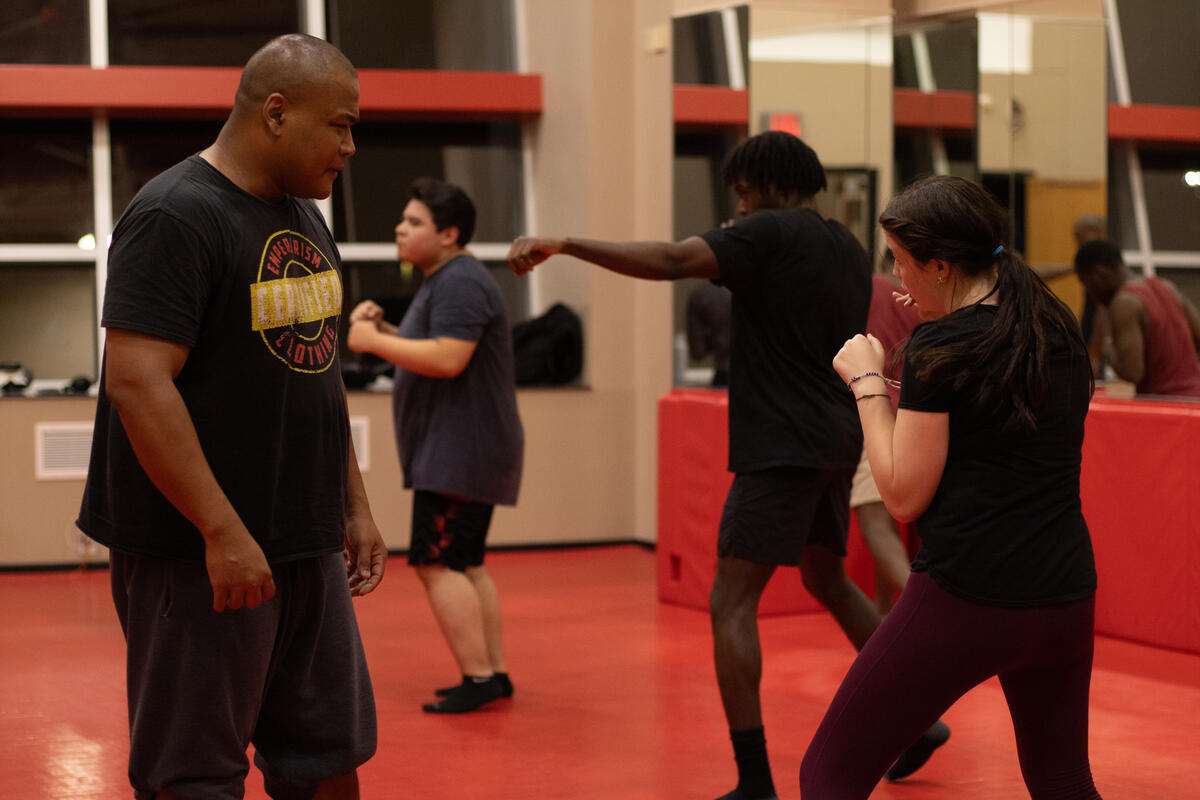 People learning to do boxing stances